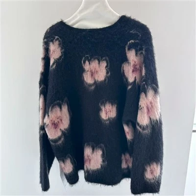 Khoom kim heev Oversized wool saum toj kawg nkaus poj niam